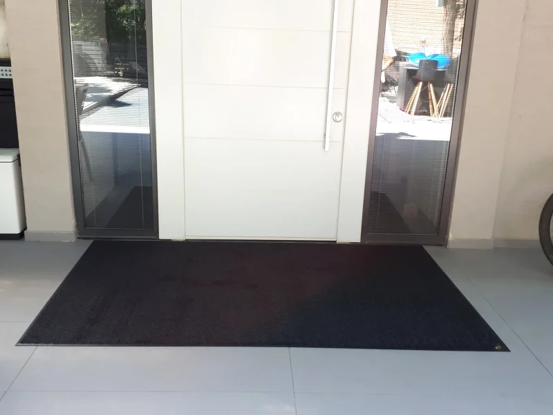 שטיח כניסה גדול בכניסת זכוכית לבניין משרדים
